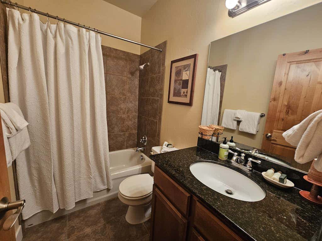 Spacious condo with  community pool & hot tub, mountain views, centrally located