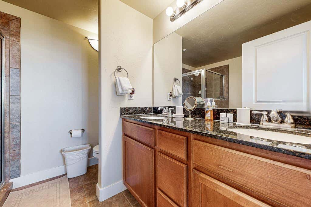 Spacious condo with  community pool & hot tub, mountain views, centrally located