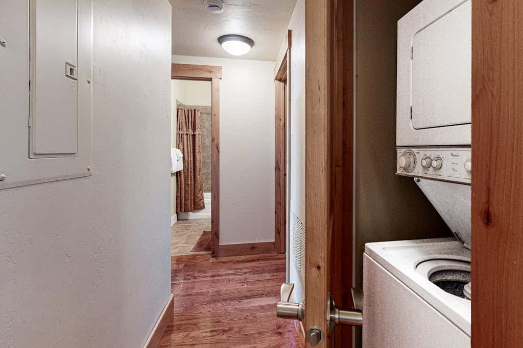 Spacious condo with  community pool & hot tub, mountain views, centrally located