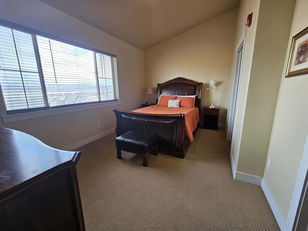 Spacious condo with  community pool & hot tub, mountain views, centrally located