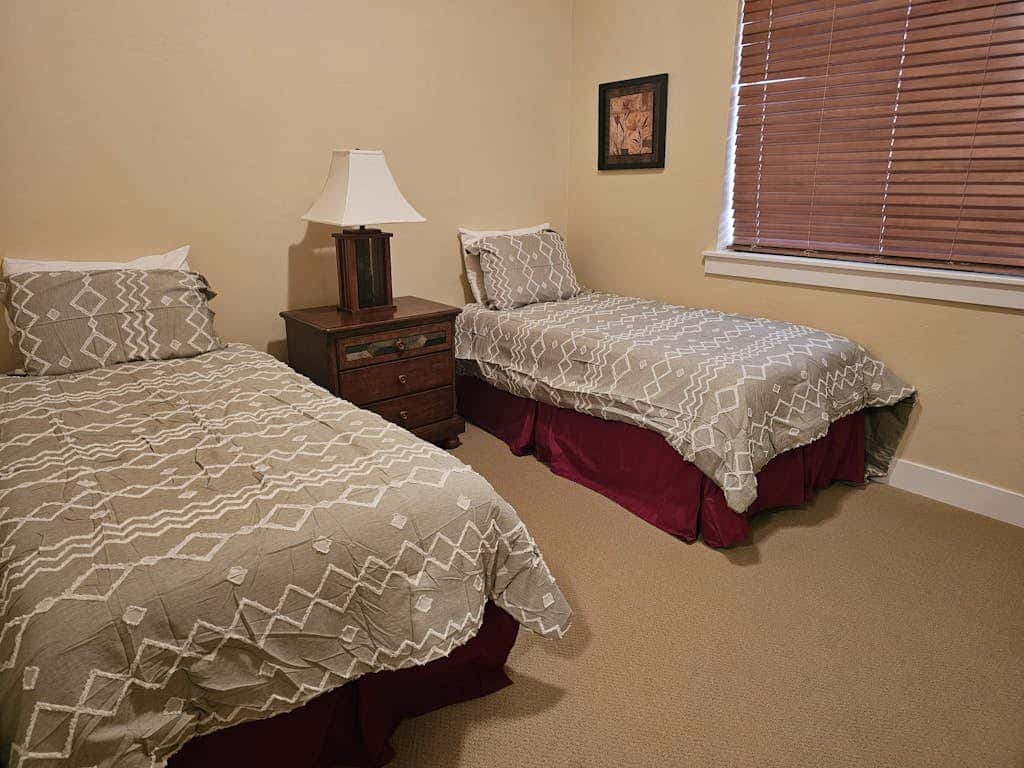 Spacious condo with  community pool & hot tub, mountain views, centrally located