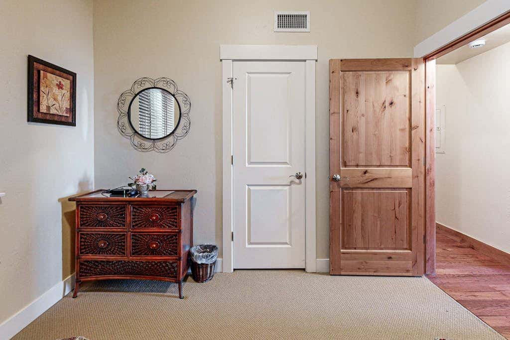 Spacious condo with  community pool & hot tub, mountain views, centrally located