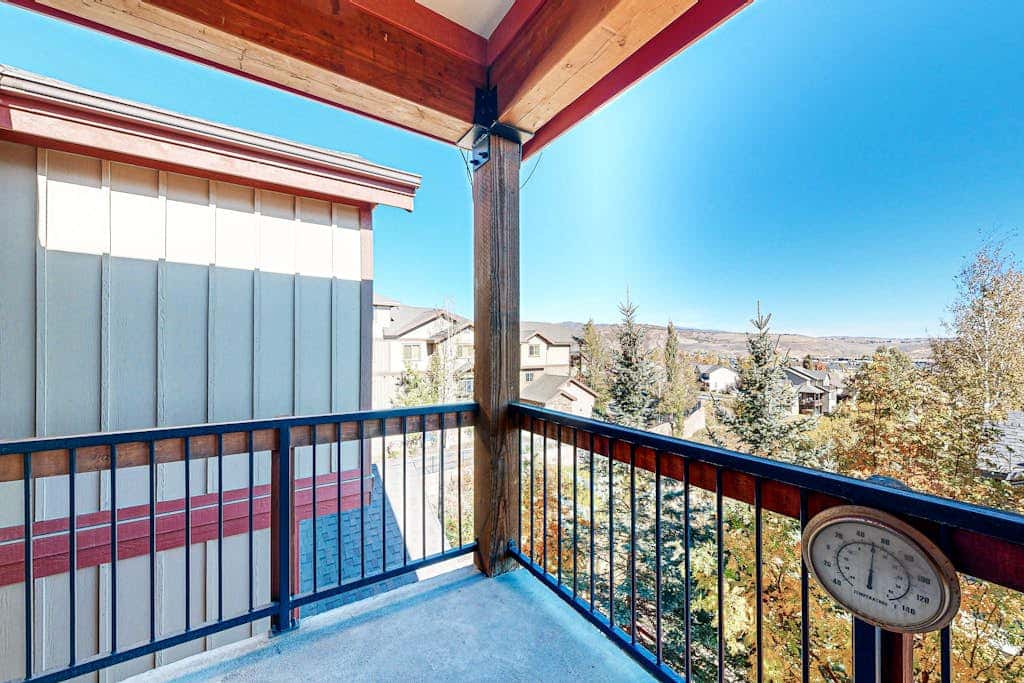 Spacious condo with  community pool & hot tub, mountain views, centrally located