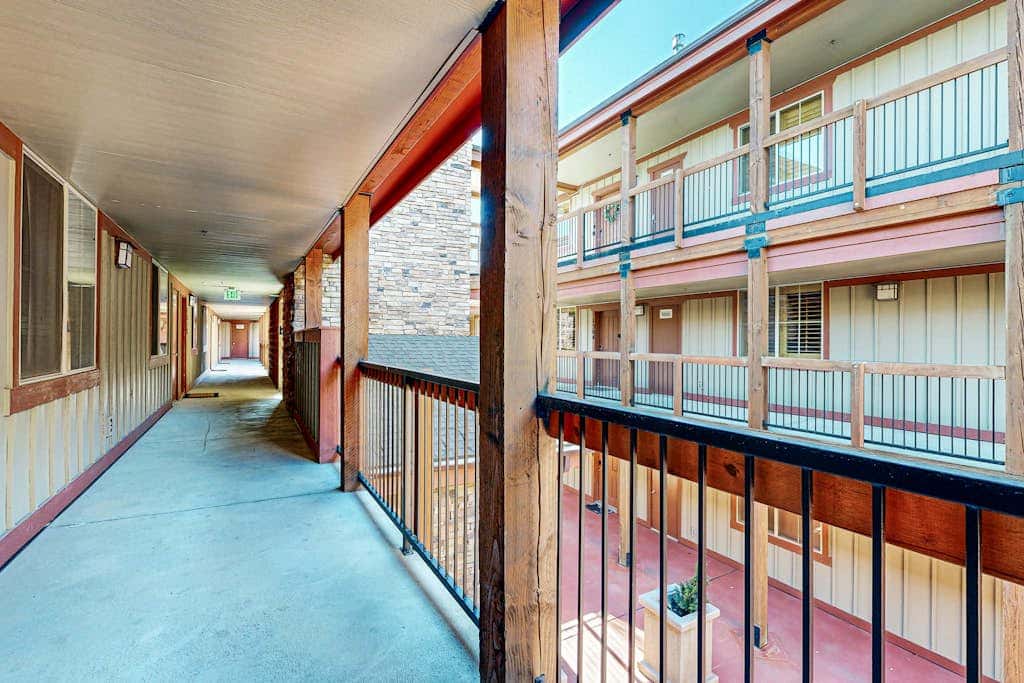 Spacious condo with  community pool & hot tub, mountain views, centrally located