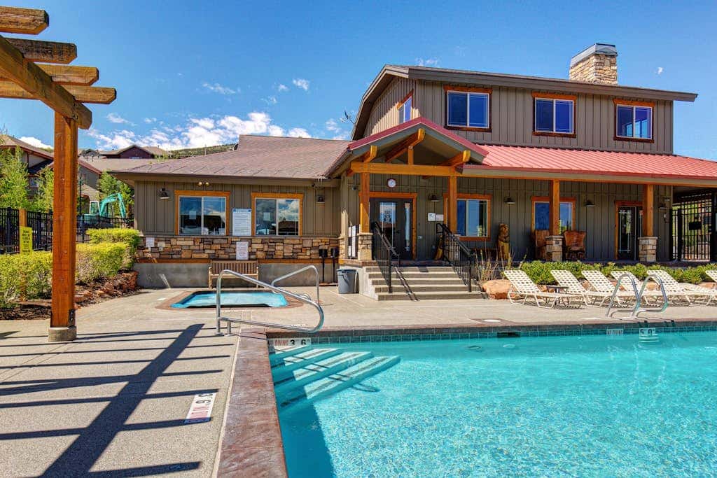 Spacious condo with  community pool & hot tub, mountain views, centrally located