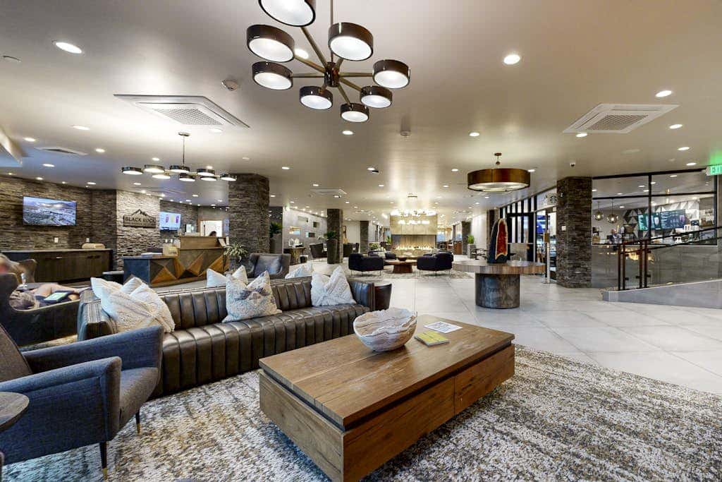 Modern resort condo with pool, hot tub, rolling foothill views & shuttle