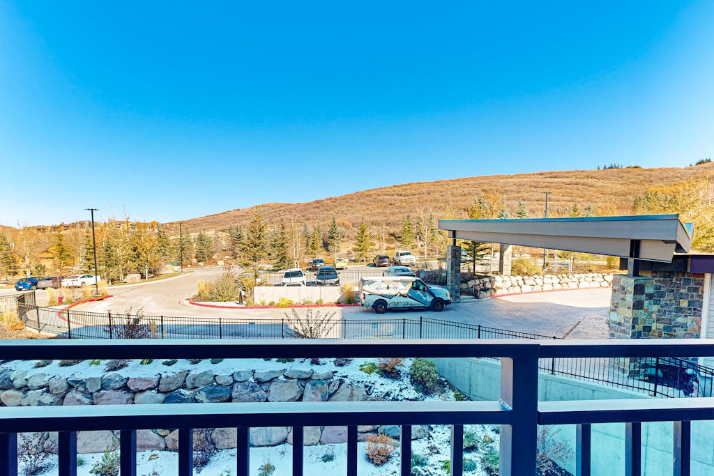 Modern resort condo with pool, hot tub, rolling foothill views & shuttle