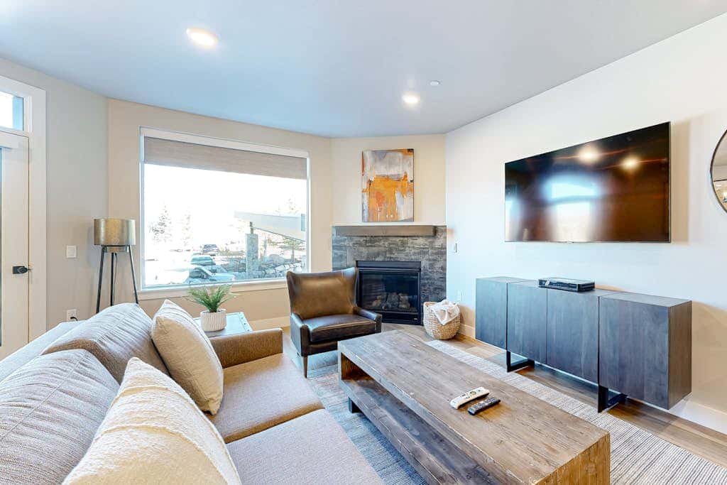 Modern resort condo with pool, hot tub, rolling foothill views & shuttle