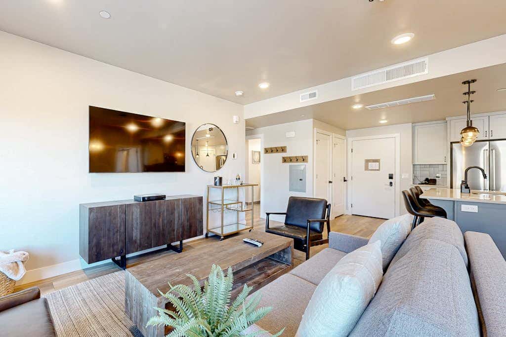 Modern resort condo with pool, hot tub, rolling foothill views & shuttle
