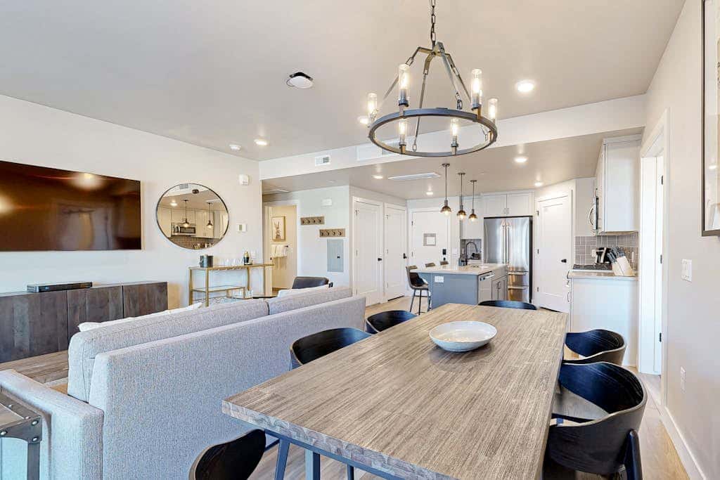 Modern resort condo with pool, hot tub, rolling foothill views & shuttle