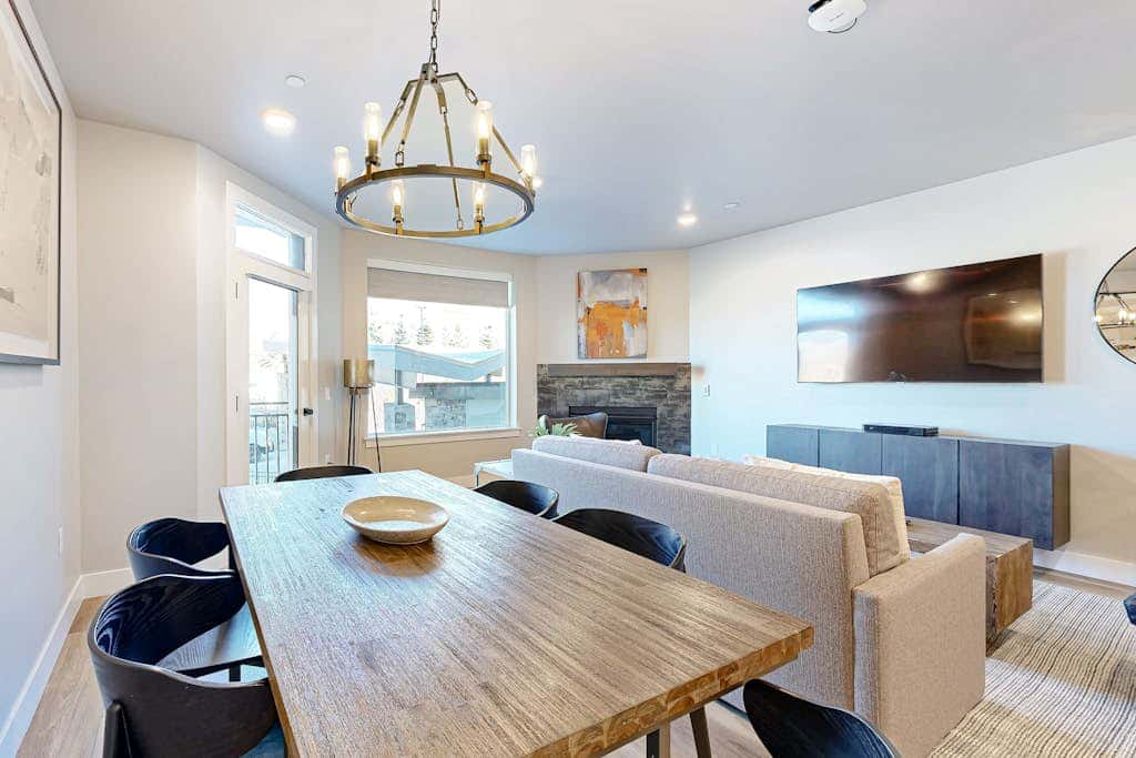 Modern resort condo with pool, hot tub, rolling foothill views & shuttle