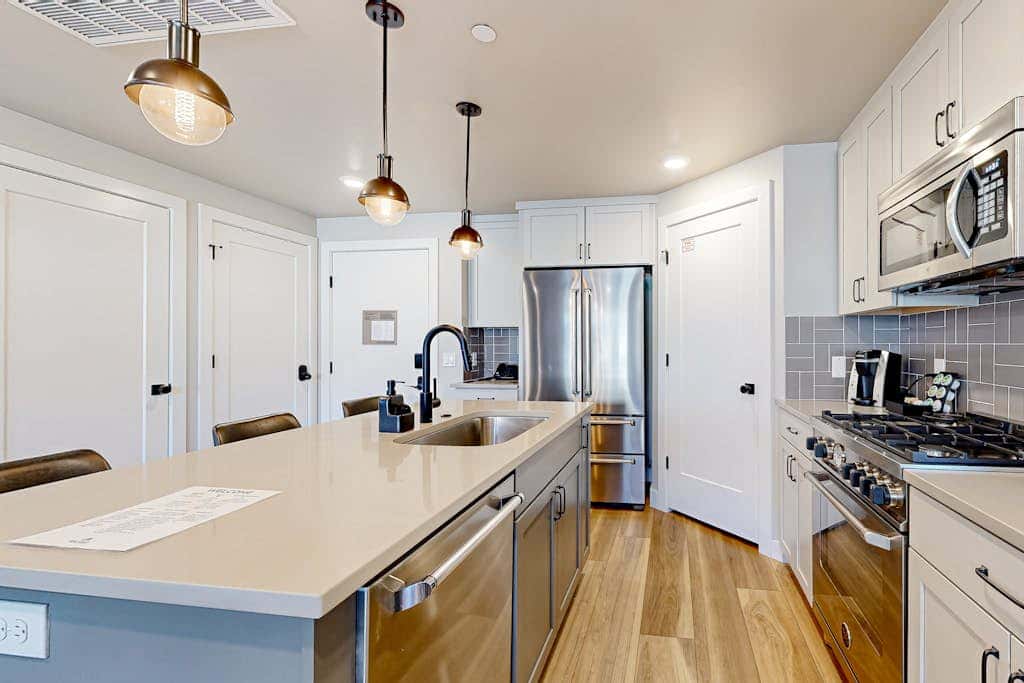 Modern resort condo with pool, hot tub, rolling foothill views & shuttle
