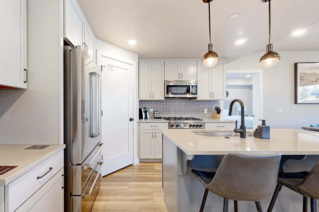 Modern resort condo with pool, hot tub, rolling foothill views & shuttle