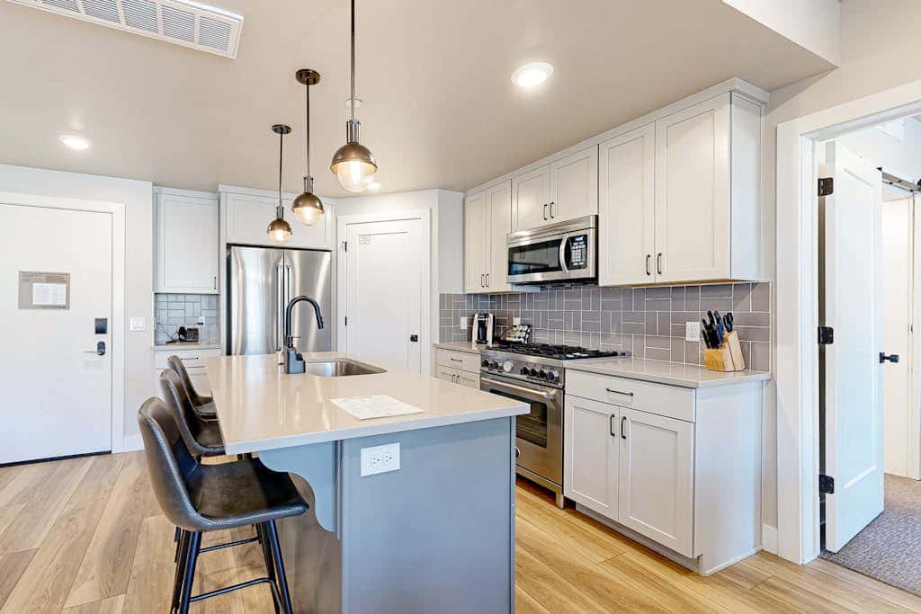 Modern resort condo with pool, hot tub, rolling foothill views & shuttle