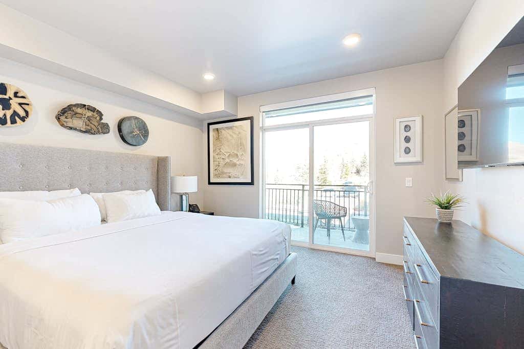 Modern resort condo with pool, hot tub, rolling foothill views & shuttle