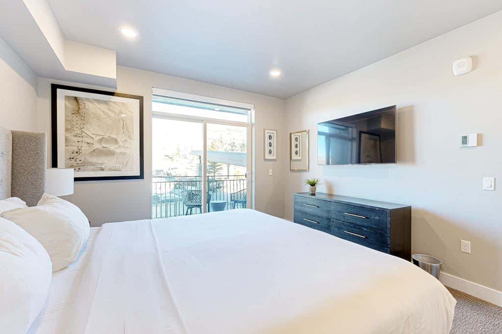 Modern resort condo with pool, hot tub, rolling foothill views & shuttle