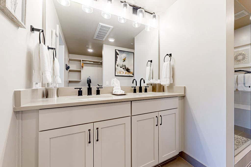 Modern resort condo with pool, hot tub, rolling foothill views & shuttle