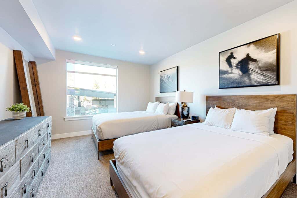 Modern resort condo with pool, hot tub, rolling foothill views & shuttle