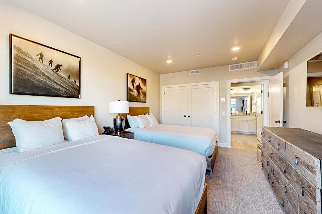 Modern resort condo with pool, hot tub, rolling foothill views & shuttle
