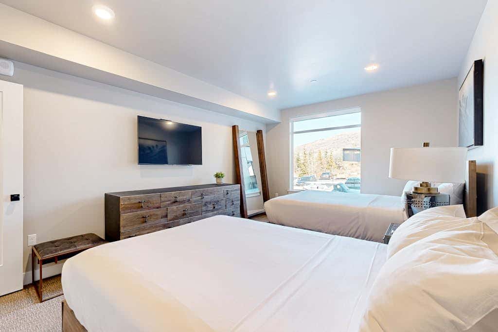 Modern resort condo with pool, hot tub, rolling foothill views & shuttle