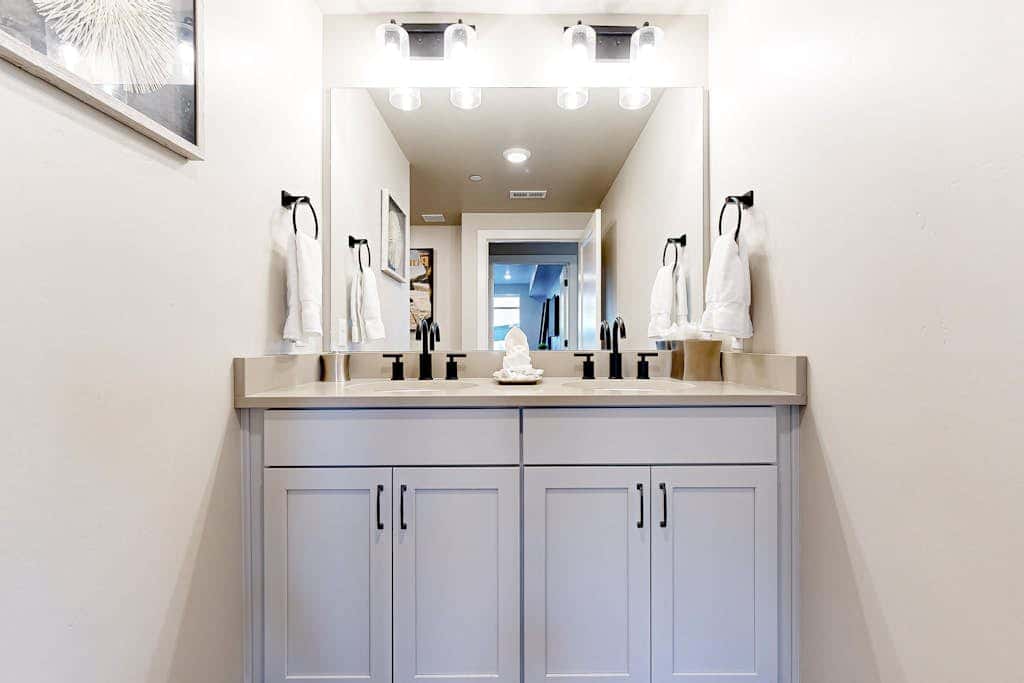 Modern resort condo with pool, hot tub, rolling foothill views & shuttle