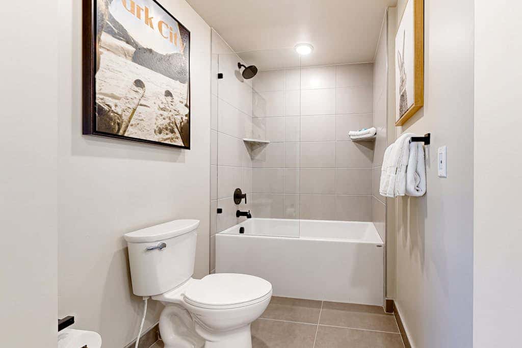 Modern resort condo with pool, hot tub, rolling foothill views & shuttle