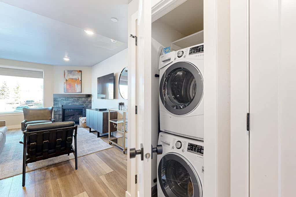 Modern resort condo with pool, hot tub, rolling foothill views & shuttle
