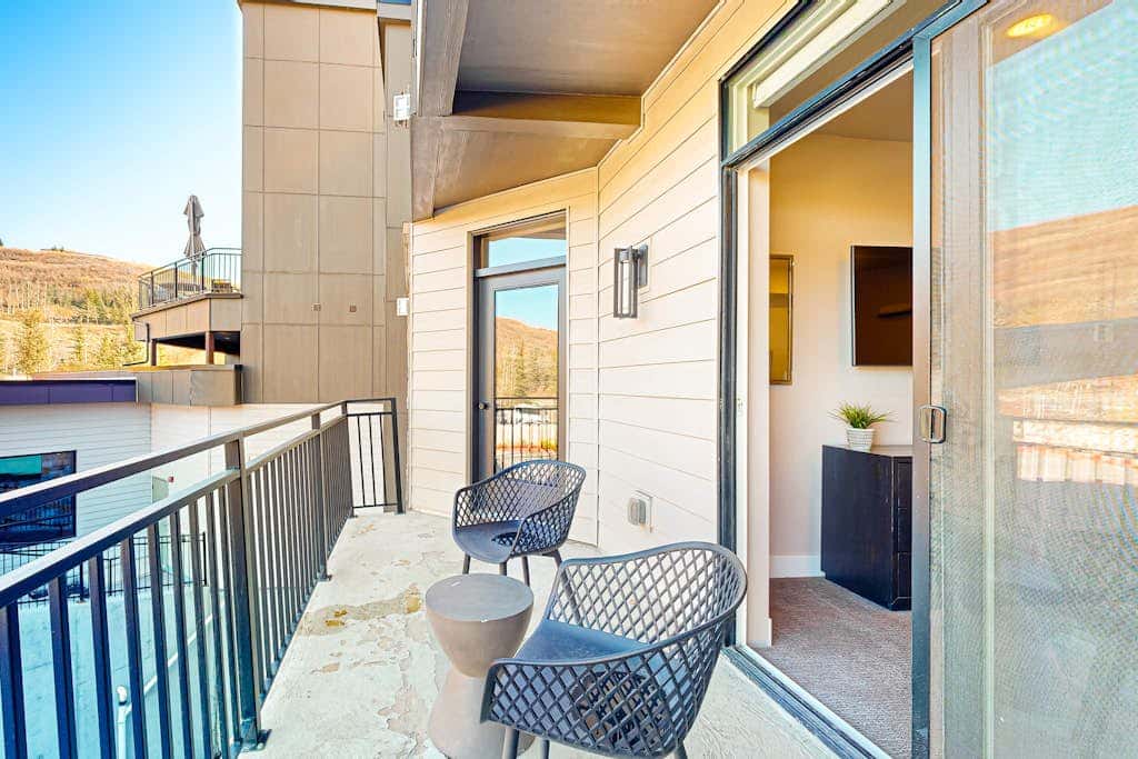 Modern resort condo with pool, hot tub, rolling foothill views & shuttle