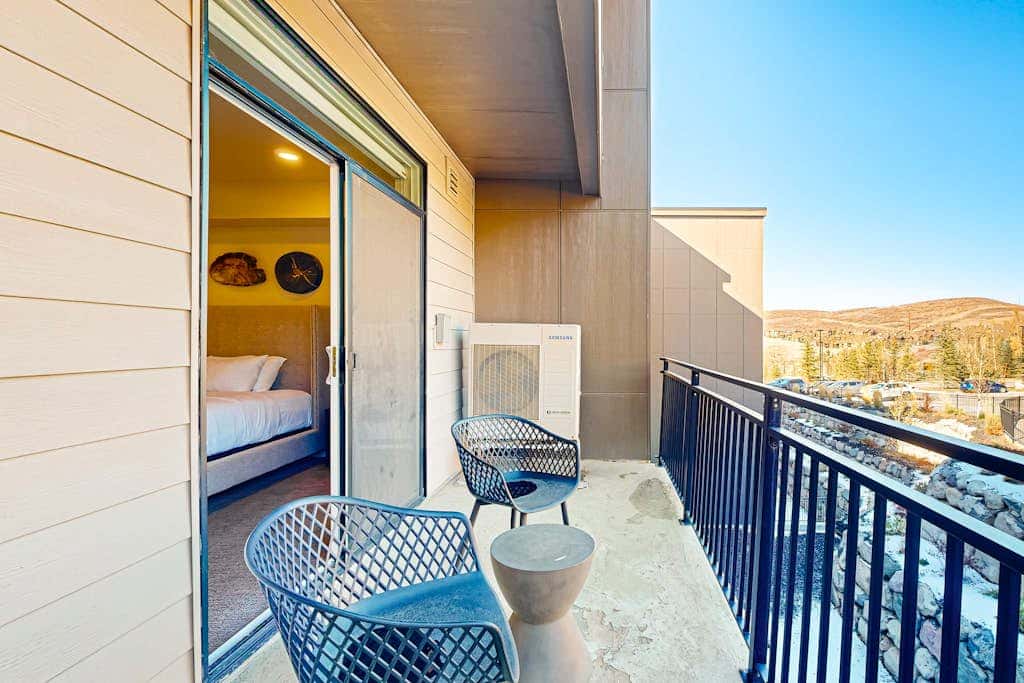 Modern resort condo with pool, hot tub, rolling foothill views & shuttle