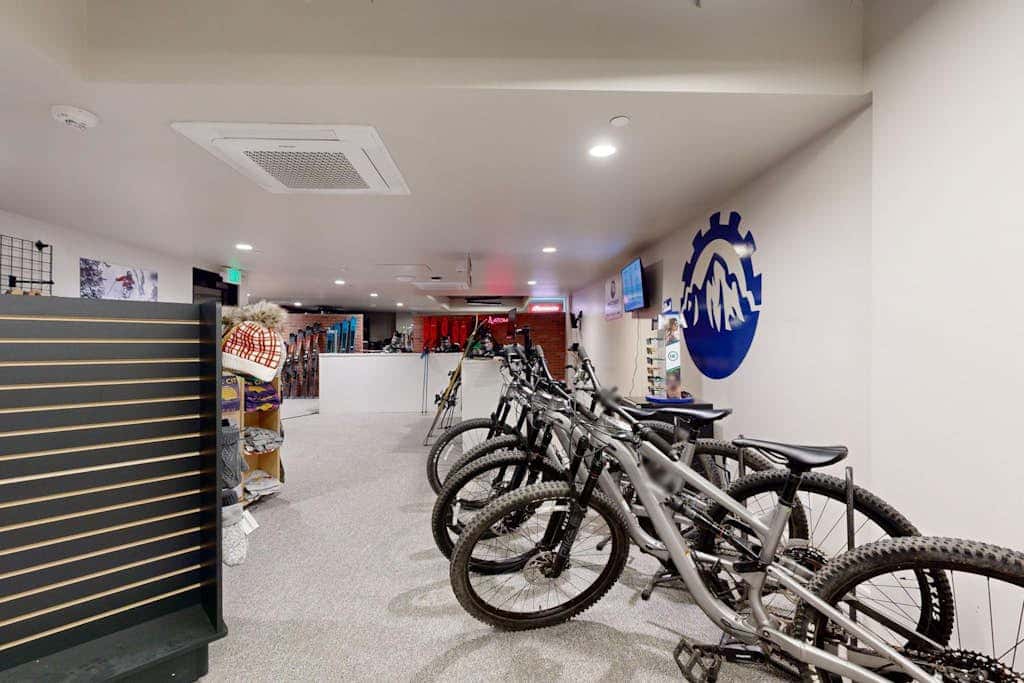 Modern resort condo with pool, hot tub, rolling foothill views & shuttle