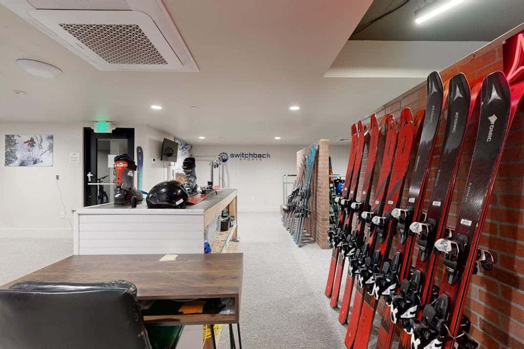 Modern resort condo with pool, hot tub, rolling foothill views & shuttle