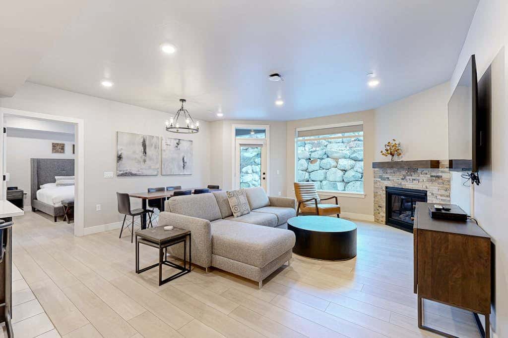 Modern resort condo with pool, hot tub & shuttle service