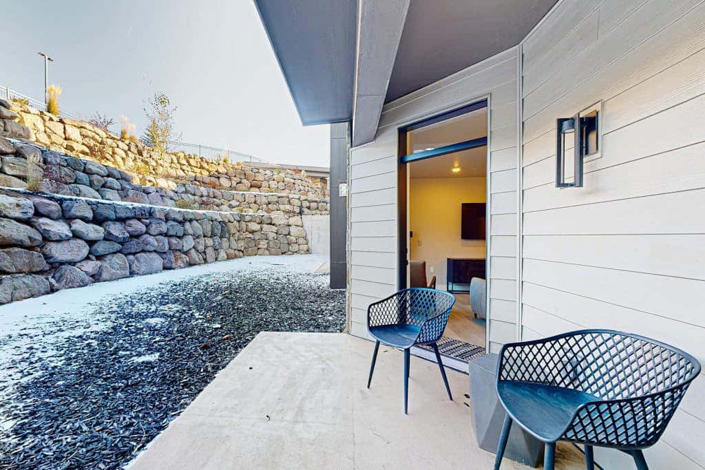 Modern resort condo with pool, hot tub & shuttle service