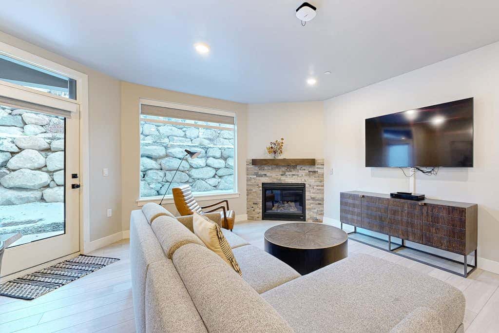 Modern resort condo with pool, hot tub & shuttle service