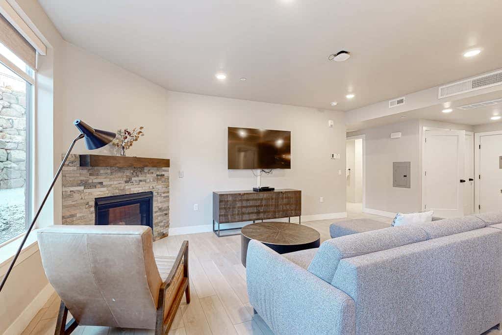 Modern resort condo with pool, hot tub & shuttle service