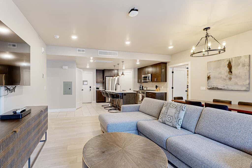 Modern resort condo with pool, hot tub & shuttle service