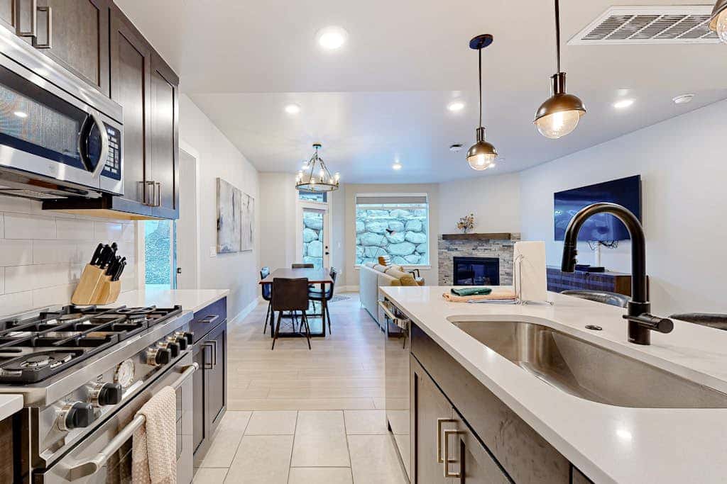 Modern resort condo with pool, hot tub & shuttle service