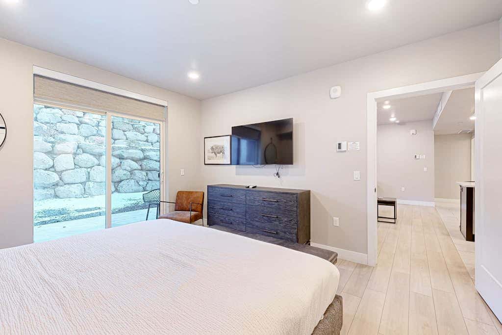 Modern resort condo with pool, hot tub & shuttle service