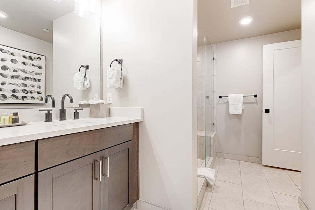 Modern resort condo with pool, hot tub & shuttle service