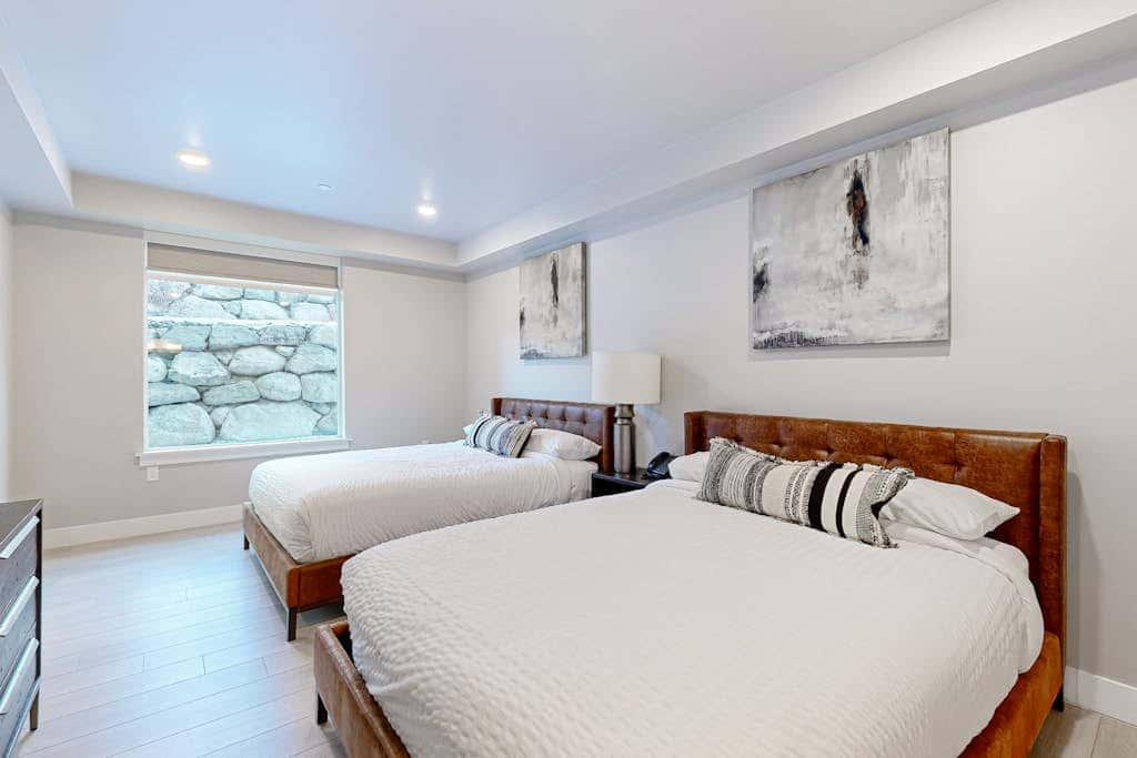 Modern resort condo with pool, hot tub & shuttle service
