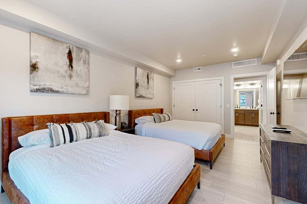 Modern resort condo with pool, hot tub & shuttle service