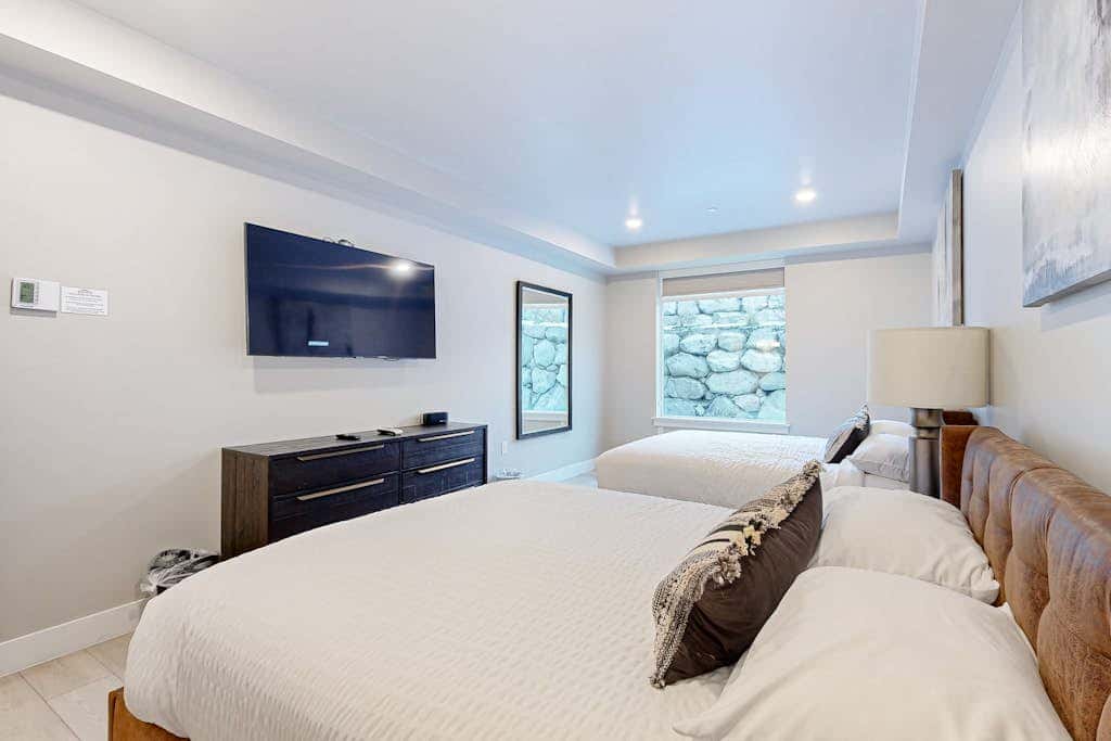 Modern resort condo with pool, hot tub & shuttle service