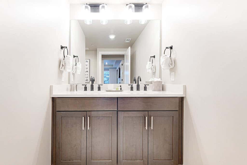 Modern resort condo with pool, hot tub & shuttle service
