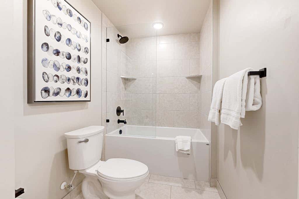 Modern resort condo with pool, hot tub & shuttle service
