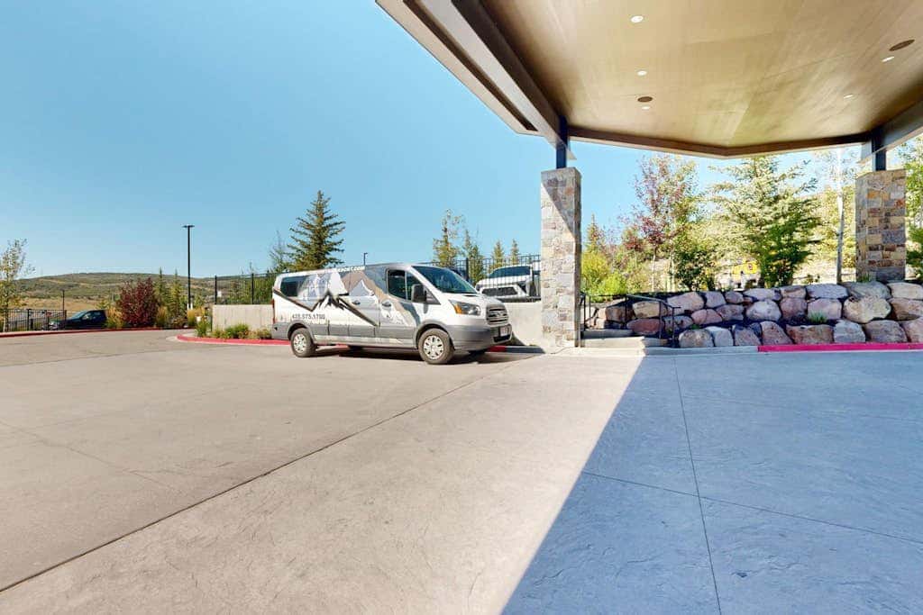 Modern resort condo with pool, hot tub & shuttle service