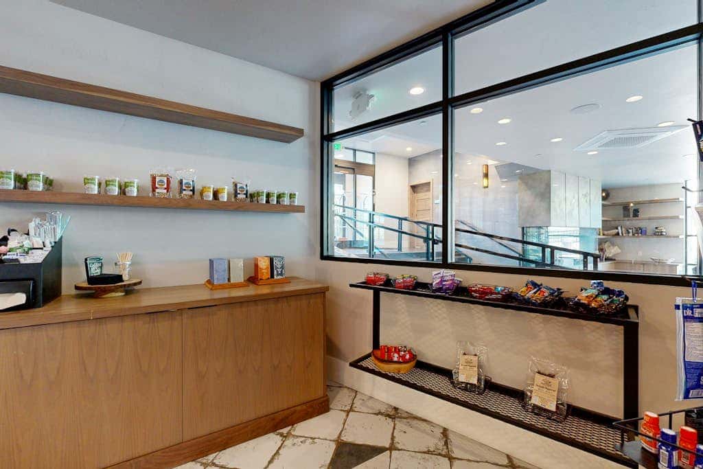 Modern resort condo with pool, hot tub & shuttle service