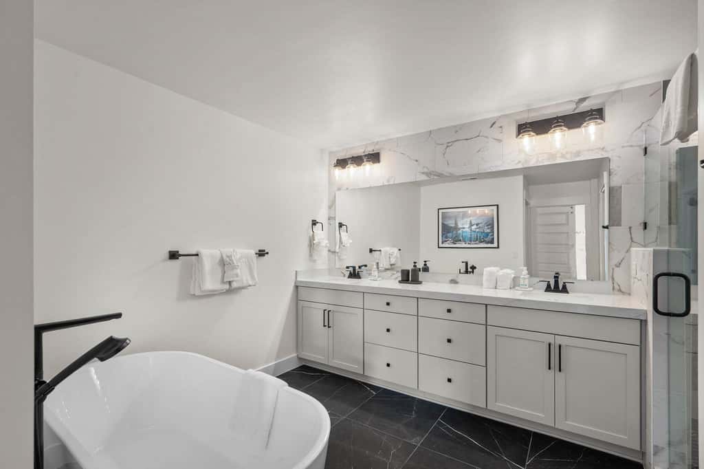 Panoramic views, hot tub & game room, Minutes from Jordanelle Express Gondola