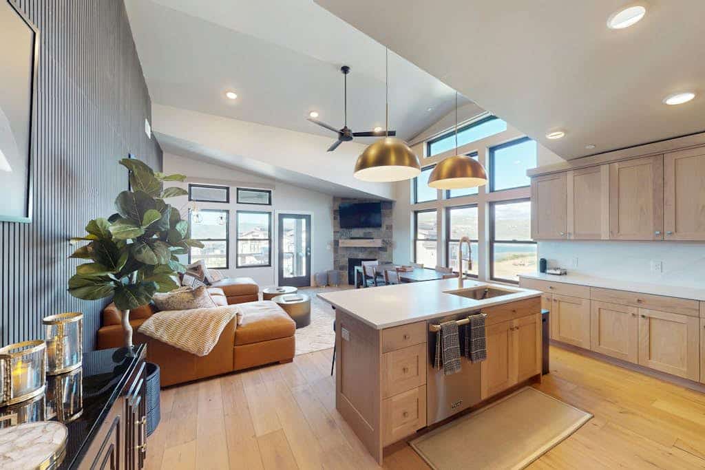 Mayflower Lakeside 304