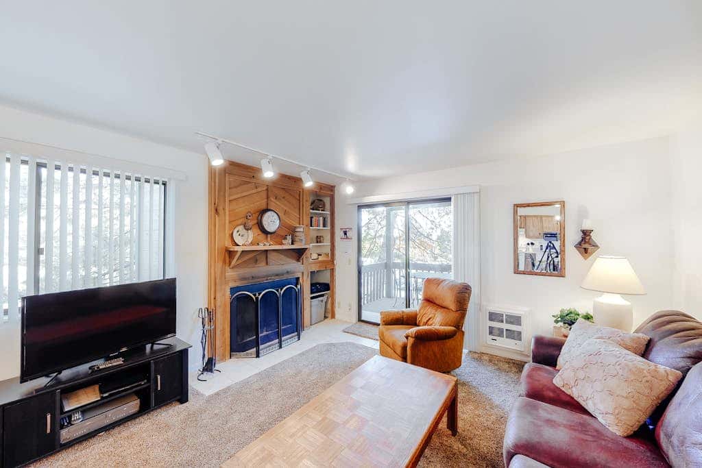 Cozy condo with  fireplace, clubhouse access, free Wifi & shared Pool & Hot Tub