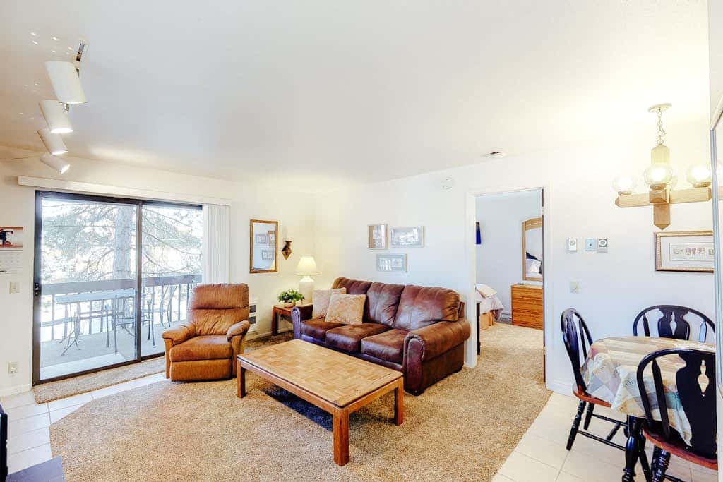 Cozy condo with  fireplace, clubhouse access, free Wifi & shared Pool & Hot Tub